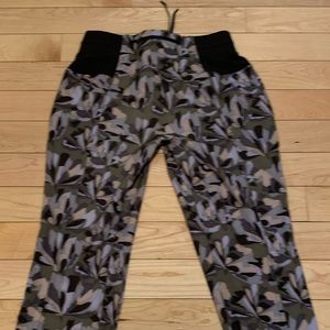 Title Nine Camo Capri Athletic Pants